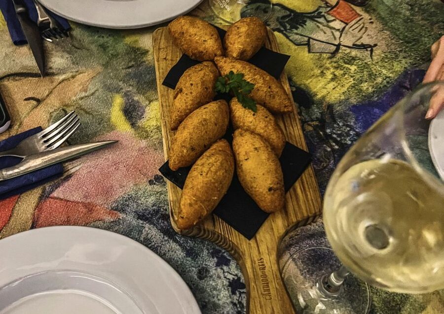 Porto: Walking Dinner Tour with Family-Owned Restaurants - Bar Cândido dos Reis: stepping into the 1920s mood