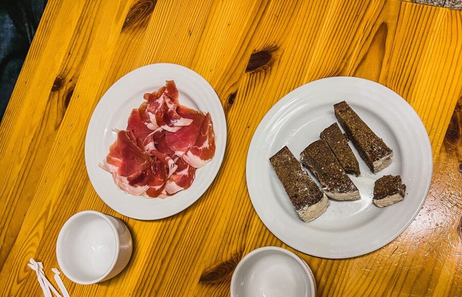 Porto: Walking Dinner Tour with Family-Owned Restaurants - Walking Aliados Avenue and Santa Catarina between courses