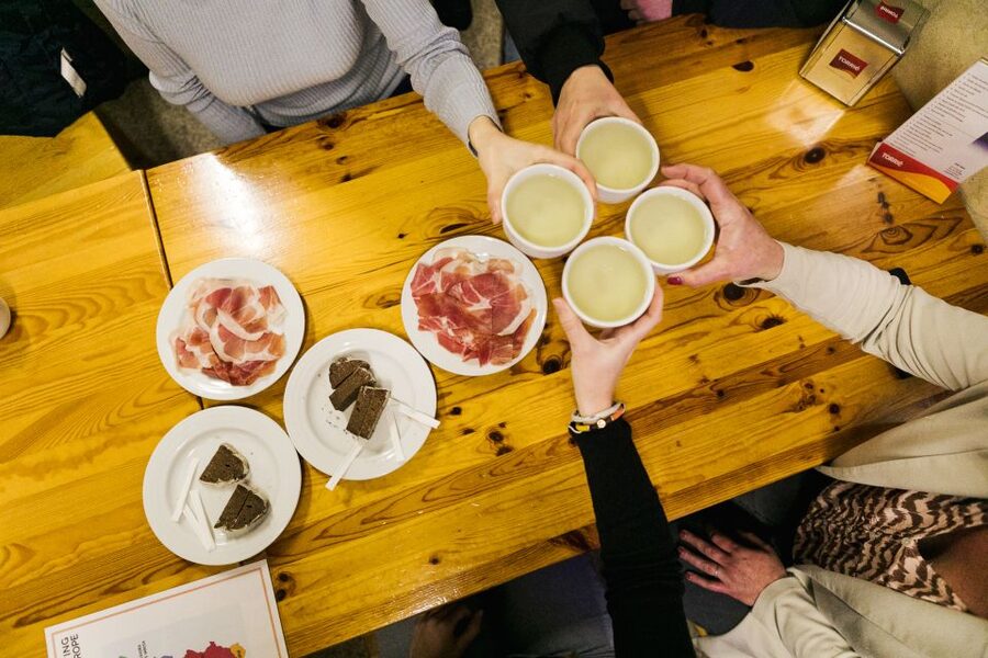 Porto: Walking Dinner Tour with Family-Owned Restaurants - Lines, timing, and why the guide matters