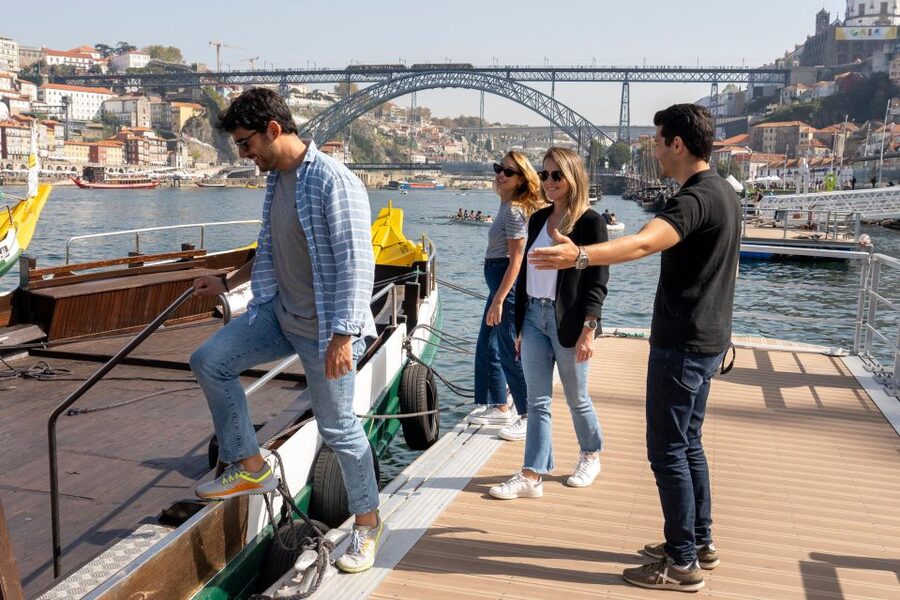Porto: Walking Tour, Lello Bookshop, Boat and Cable Car - São Bento Station and the “tile spotting” experience on foot