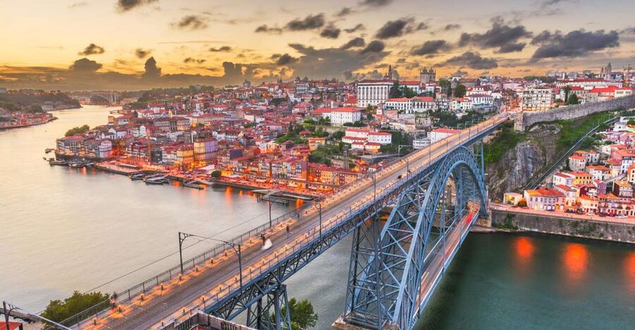 Porto Walking Tour of the city centre in small-groups - Key things you will notice fast