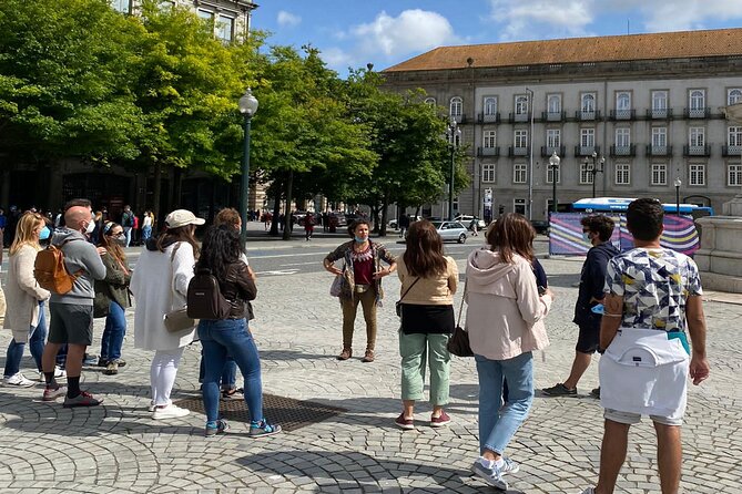 Porto Walking Tour with picnic - Carmelitas Church: a hidden story told in architecture