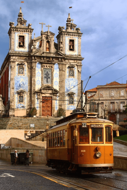 Porto: Wine Tasting With Snack Walking Tour - Starting at São Bento Station, and why it helps