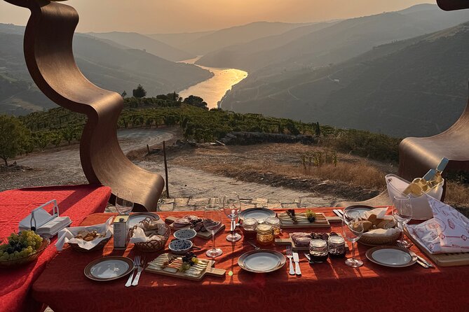 Private 4wd adventure in DE Douro: lunch, wine tasting and boat - Valença do Douro snacks with a viewpoint break