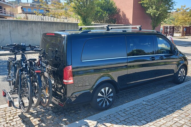 Private Airport Transfer from the Airport to Porto - Getting picked up right, flight numbers, monitoring, and the welcome sign