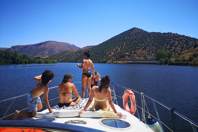 Private boat trip with lunch in a typical restaurant - On-board comfort: toilet, WiFi, and your playlist in Hi-Fi