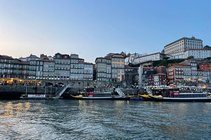 Private experience in the Douro (1 to 10 people) on a yacht just for you - Gaia cellars and the riverside pause that makes the view sink in