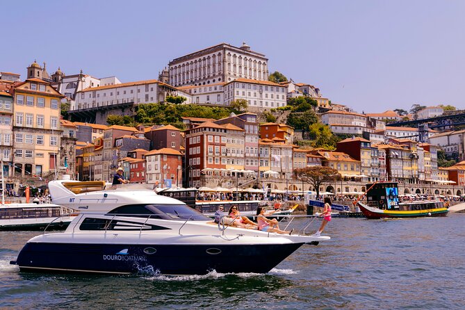 Private experience in the Douro (1 to 10 people) on a yacht just for you - Marina do Freixo to the open water: a smooth start