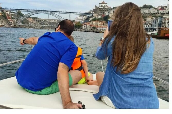Private Tour 1h: Foz, Ribeira and Pte. D.luis, group price up to 6px - A 1-hour private Douro cruise that fits real Porto plans