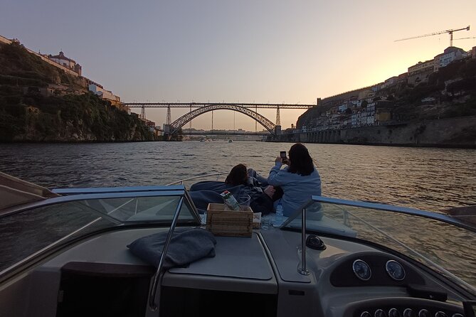 Private Tour 6 Bridges and Douro 2h opt. sunset, group price up to 6px - Meeting at Marina da Afurada, then heading toward the bridges