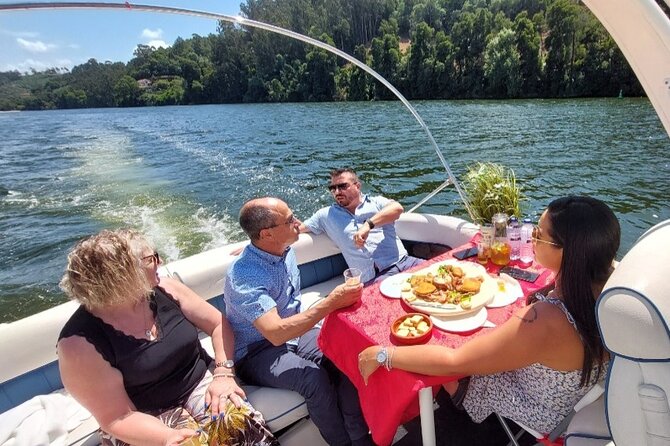 Private Tour in Douro, with tasting,on a Yacht for up to 5 People - Welcome drink and tasting: a Porto flavor moment before you even zoom past the bridges