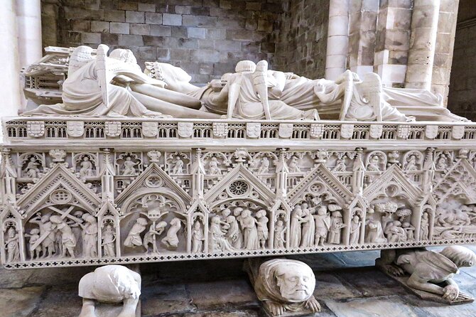 Private Tour to Nazaré and Alcobaça, giant waves and a monastery - O Sítio viewpoint, crescent beach and the vendor market vibe