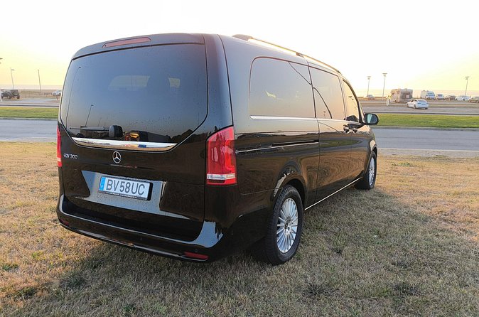 Private transfer from Porto to Porto Airport - Airport Drop-Off Near Your Boarding Desk