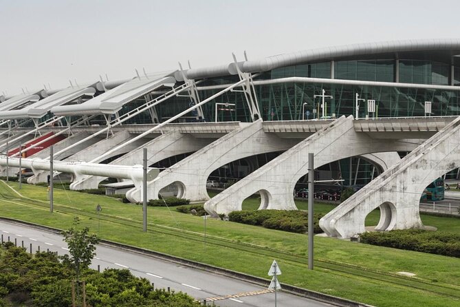 Private transfer from Porto to Porto Airport - Pickup in Porto: Name Poster, Mobile Ticket, and Timing