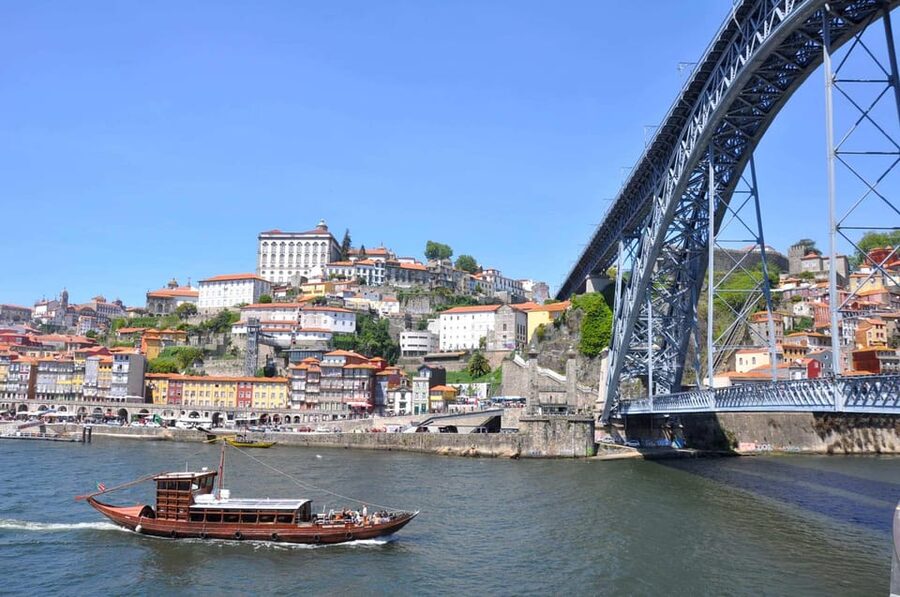 Private Walking Tour, highlights and secrets of Porto - Pickup and meeting point in the Cathedral zone