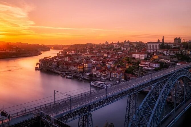 Semi Private Oporto Fado Show with Dinner - The role of your guide: what you should look for