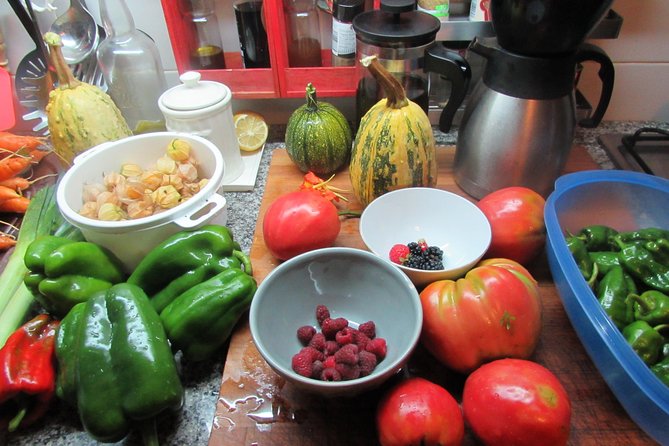 Shopping, cooking and eating together at my home in Porto - Key things that make this class work