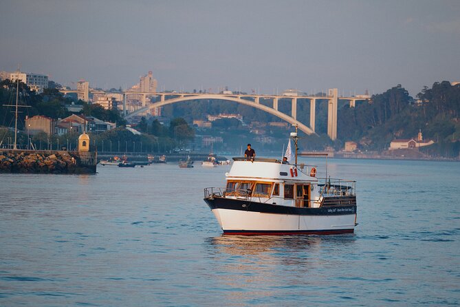 Six Bridges Cruise in Porto with Port Wine Tasting - Onboard Comfort, Group Size, and Getting the Most From the Crew
