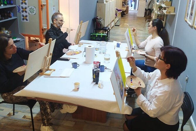 Small Painting Group with a Local Artist in Porto - Figuring Out Brushstrokes for Realistic Form and Texture