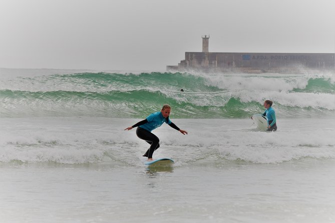 Surf class in Porto - small groups, ideal for beginners - 1.5 hours on the clock: beach warm-up, then ocean practice