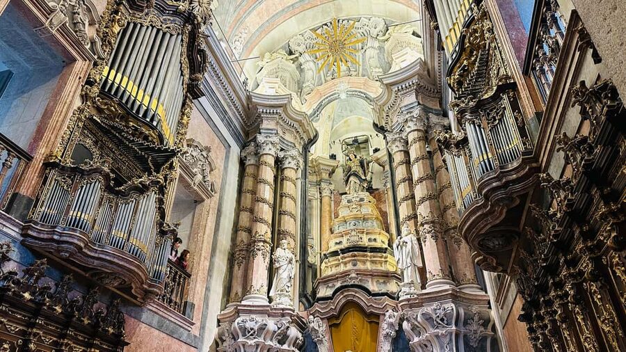 The Beautiful Story of Porto: Guided Tour with Entry Tickets - Meeting at Terreiro da Sé by the Pelourinho with a white umbrella