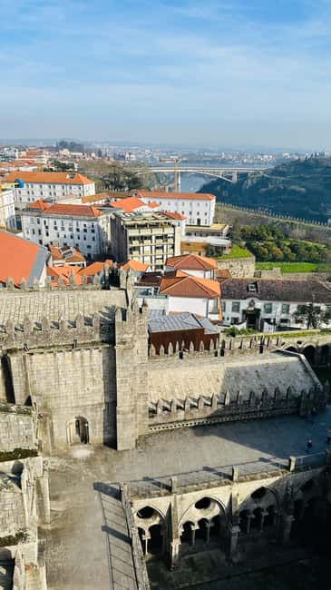 The Soul of Porto: Walking Tour with Food and Wine Tasting - Escadas das Verdades and Fernandine steps, photo stops that make sense