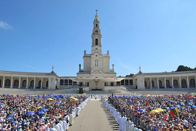 Tour Between Lisbon - Porto or Porto-Lisbon with several stops - Nazare Historic Center and the Famous Views: Why This Coast Stop Matters