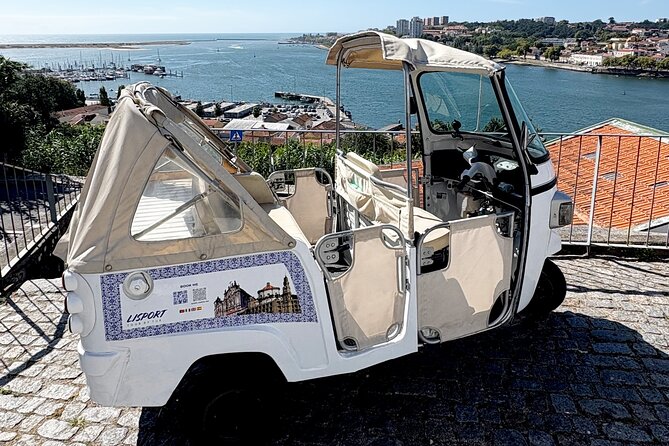 Tours in the Port DE Tuk Tuk - Downtown Porto: Rua de Santa Catarina and the Aliados clock tower