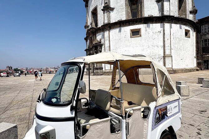 Tours in the Port DE Tuk Tuk - São Bento Station, where Portugal is painted on tile