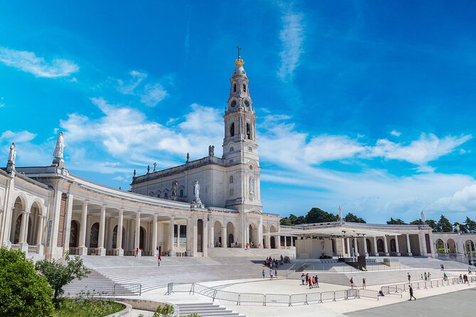 Transfer Tour Porto/Lisbon with 2 stops options Óbidos, Nazaré, Fátima, Coimbra - Day at a glance: how the 7 to 8 hour schedule usually plays