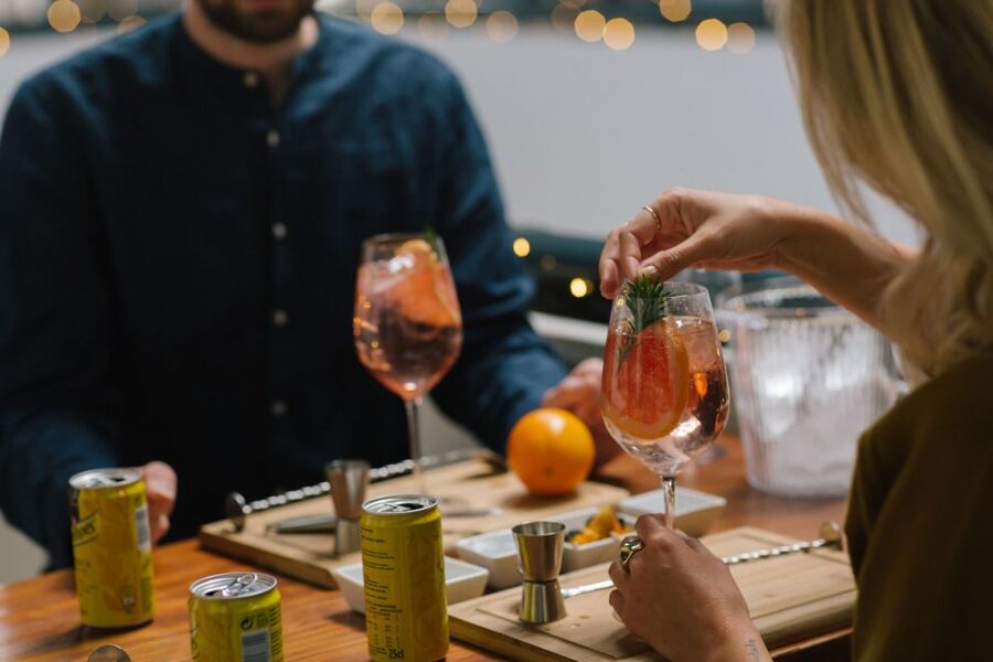 Vila Nova de Gaia: Cocktail Making Workshop - Your two cocktails: Gin & Tonic and the Rosé Porto Tonic